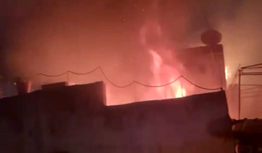 Kahramanmaraş’ta ahşap evde çıkan yangın geceyi gündüze çevirdi