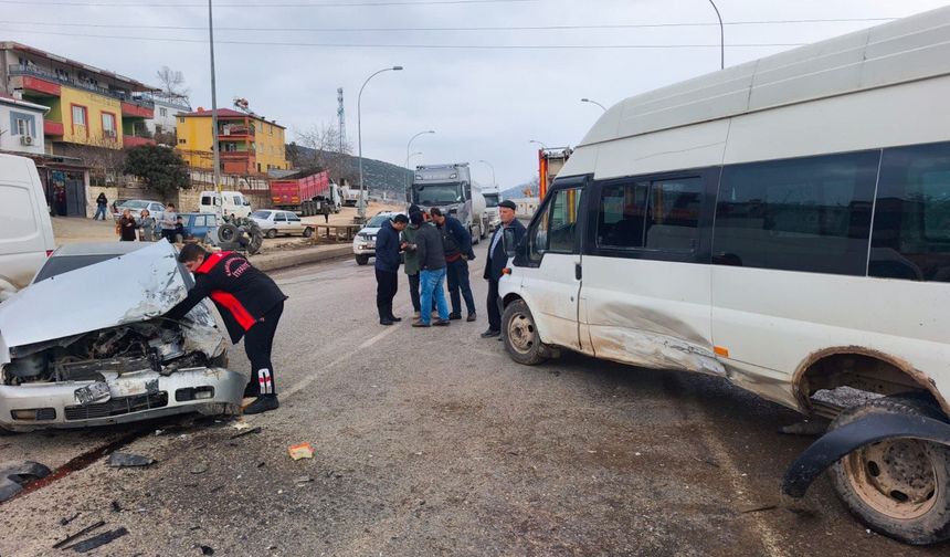 Kahramanmaraş’ta Servis Aracı ile Otomobil Çarpıştı: 2 yaralı