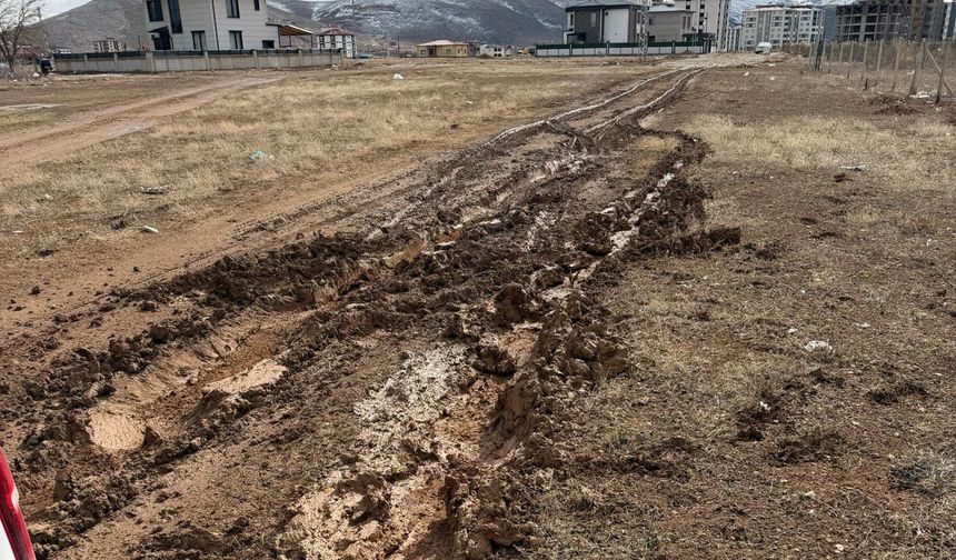 Elbistan’da Çamur Tepkisi