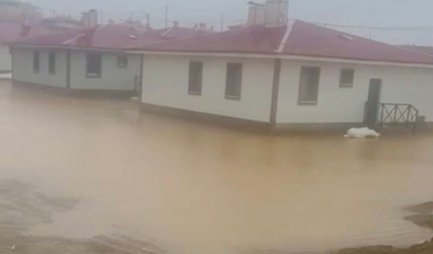 Göksun’da mahalleyi su bastı