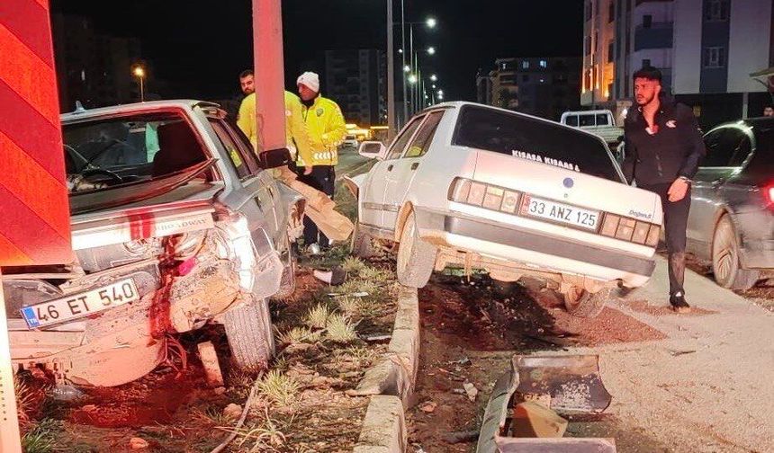 Elbistan’da iki otomobil çarpıştı: 3 Yaralı