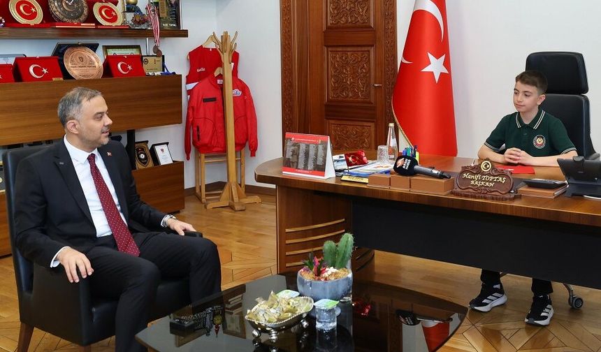 Başkan Hanifi Toptaş, 23 Nisan’da koltuğunu minik Halil Sami’ye devretti