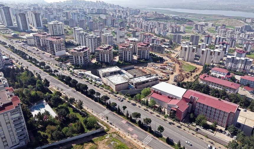 Kahramanmaraş’ın Yeni Nesil Gençlik ve Spor Kompleksi Hızla Yükseliyor