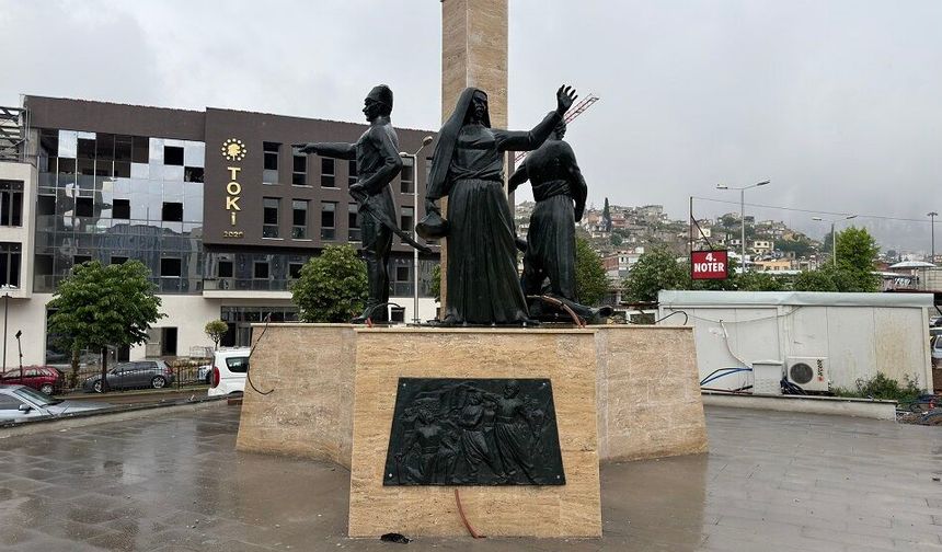Kıbrıs Meydanı’ndaki Anıt Yeniden Ait Olduğu Yerde…