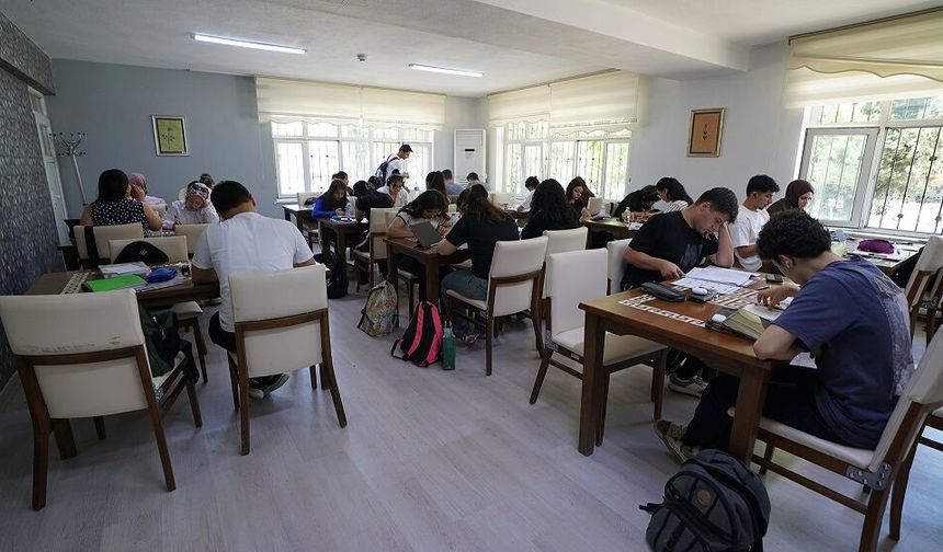 Gençler, 21 Kütüphane ve Gençlik Merkezi’nde sınava hazırlandılar…