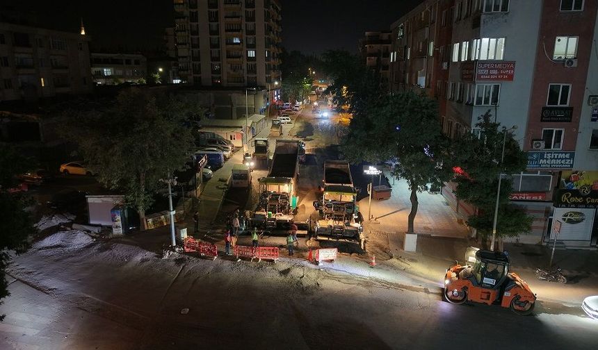 Asfalt Mesaisini Gece Gündüz Kesintisiz Sürdürüyor