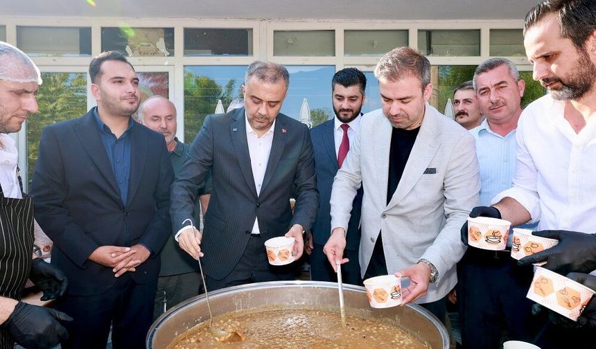 Başkan Toptaş önce aşure dağıttı, sonra vatandaşların sorularını yanıtladı