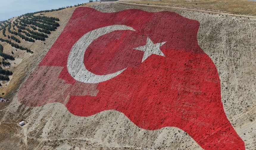 Dünyanın en büyük Türk Bayrağı, yeniden ilk günkü görkemine kavuştu