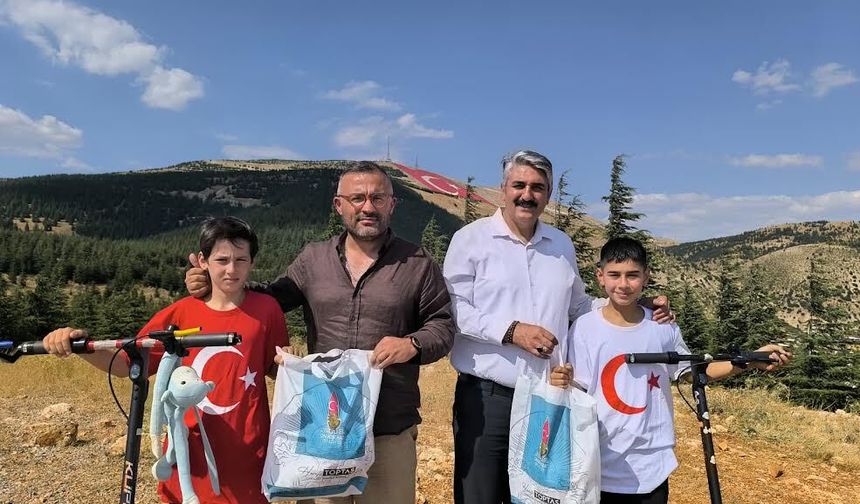 Scooterlarını bayrak sevgisi için sürdüler, zirvede dünyanın en büyük ay yıldızıyla buluştular