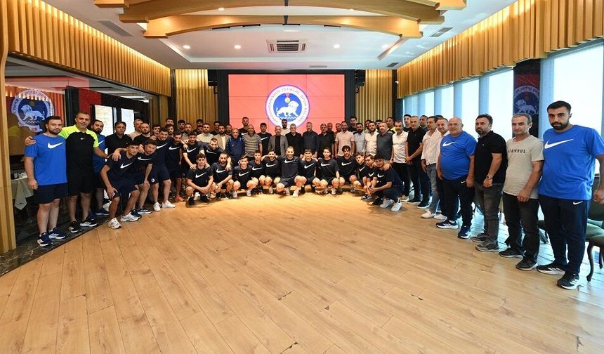 Başkan Görgel, İstiklalspor Yönetimi ve Futbolcularıyla Bir Araya Geldi