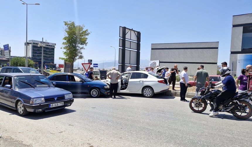 Kahramanmaraş’ta İki Otomobil Çarpıştı: Biri Çocuk 3 Yaralı