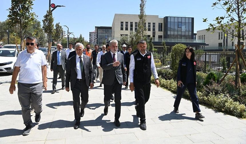 Vali Ünlüer ve Başkan Görgel, Trabzon Caddesi ile Demirciler Çarşısı’nda İncelemelerde Bulundu