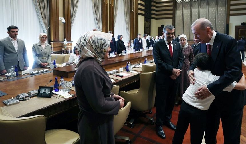 Cumhurbaşkanı Erdoğan, Ayser Çalık Ortaokulu Şehitlerinin Aileleriyle Bir Araya Geldi