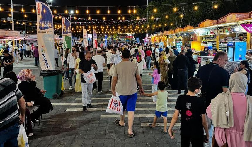 Geleneksel Ağustos Fuarı Esnafın Vitrini Oldu; Vatandaşların Sosyal Hayatına Renk Kattı
