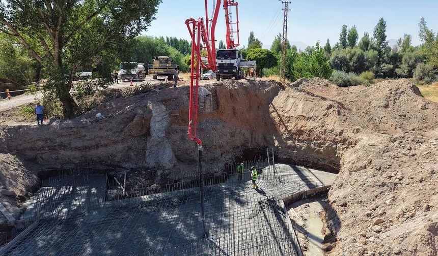 Elbistan Kırsalında Ulaşımı Rahatlatacak Yeni Köprünün Temeli Atıldı