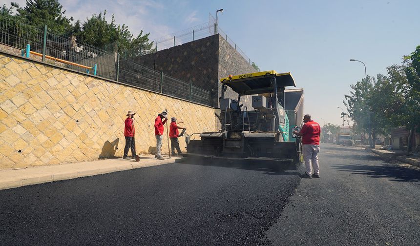 Büyükşehir, Kâtip Çelebi Caddesi’nde Asfalt Mesaisini Sürdürüyor