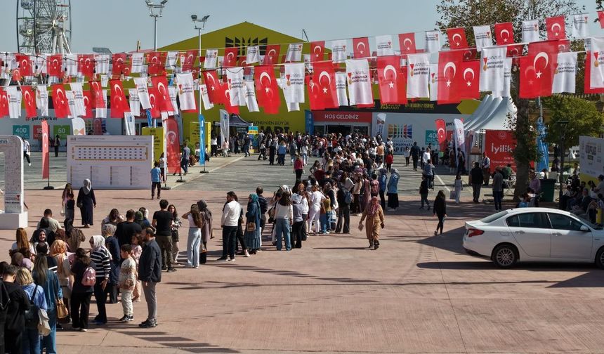 Şermin Yaşar, Kitap Fuarı’nda Okurlarıyla Buluştu