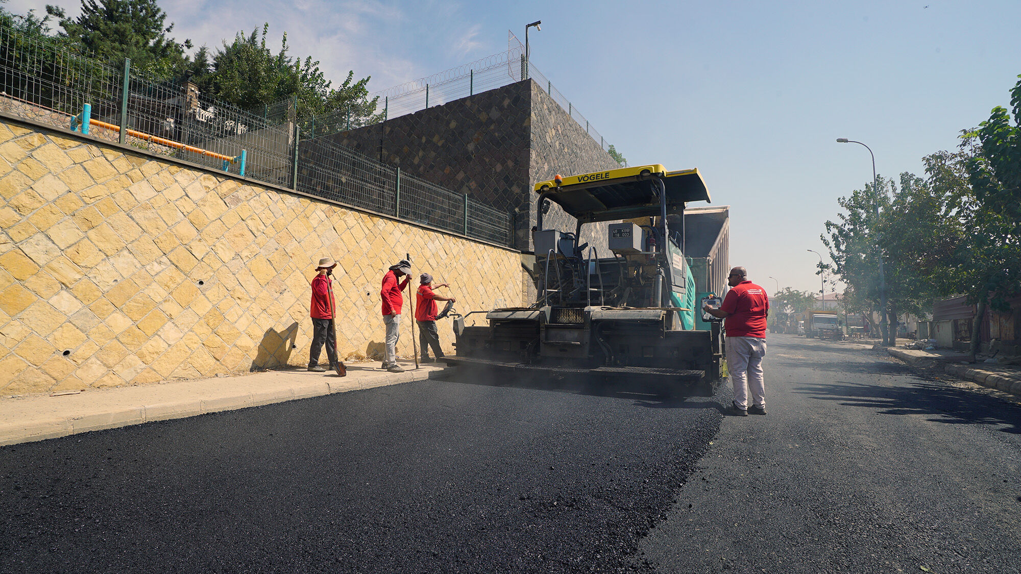 Büyükşehir, Kâtip Çelebi Caddesi’nde Asfalt Mesaisini Sürdürüyor